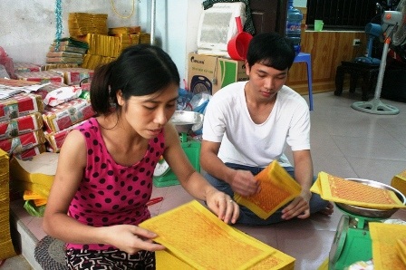 Ngoài thời gian học tập, Duy phụ giúp gia đình làm hàng mã tăng thêm thu nhập