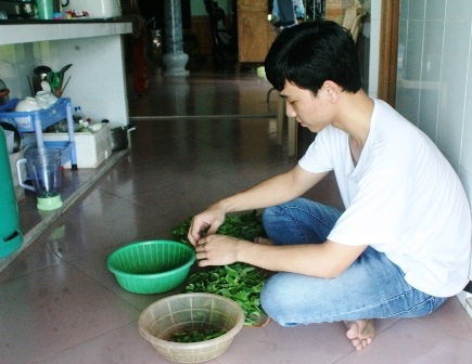 Ngoài giỏi trong học tập, chàng thủ khoa quê lúa cũng là người rất “đảm việc nhà