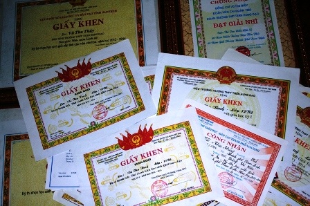 Bảng thành tích học tập đáng nể của cô học trò Thành Nam.