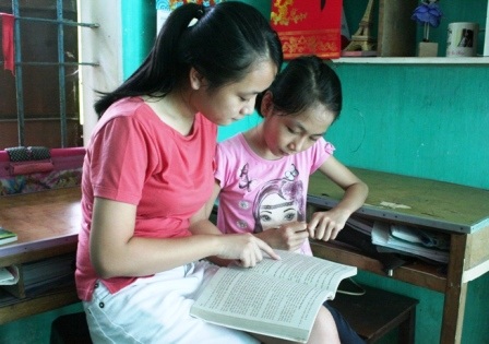  Ở nhà, Thủy dành thời gian chỉ bảo em gái học bài.