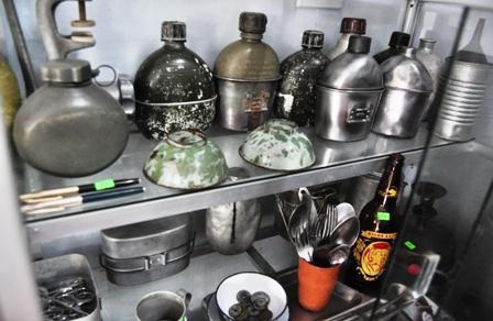 Bình bi đông được xếp gọn gàng ngăn nắp trên kệ