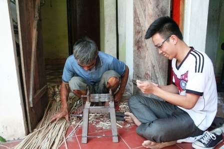 Chàng thủ khoa ĐH Thủy lợi cũng rất khéo tay khi làm đồ đan tre xuất khẩu