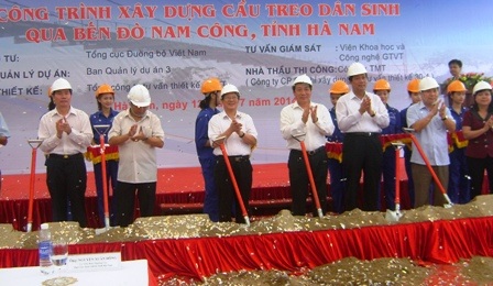 Lễ khởi công cầu treo dân sinh nối hai bờ sông Đáy.