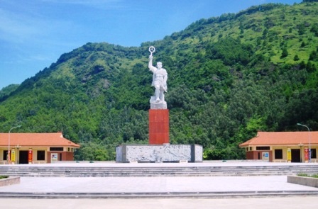  Tượng đài “Lão dân quân Hoằng Trường anh hùng” tại xã Hoằng Trường, huyện Hoằng Hóa