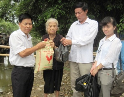 Đại diện chính quyền địa phương trao quà bạn đọc tới cụ Thủy