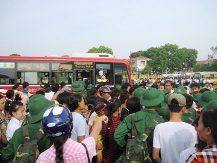 Những ánh mắt trao yêu thương ngày nam sinh tòng quân, nhập ngũ