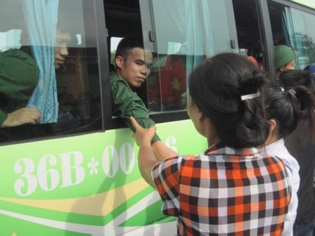  Bà Phạm Thị Xuyên cố gắng níu kéo tay con trai của mình lại trước giờ xe lăn bánh