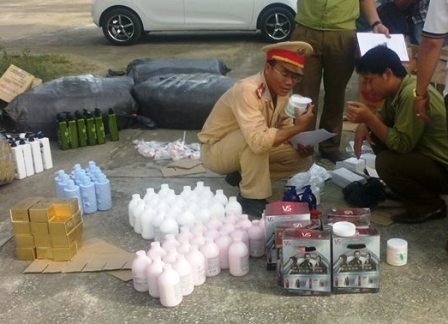 Xe khách chở hơn 11.000 viên thuốc kích dục - 2 Lực lượng chức năng kiểm tra lô hàng