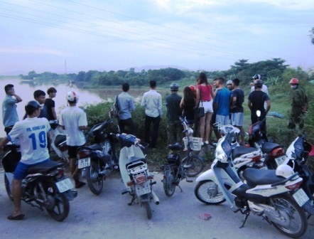 Nhiều người hiếu kỳ tập trung xem sự việc.