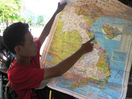Đi qua mỗi tỉnh thành, Đức Anh lại mang tấm bản đồ hành trình ra đánh dấu vào quãng đường đã qua.