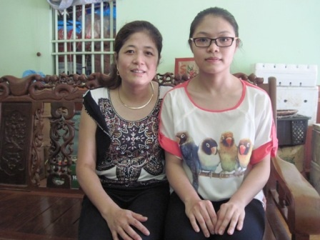 Cô thủ khoa luôn lo lắng cho mẹ và cố gắng học tập