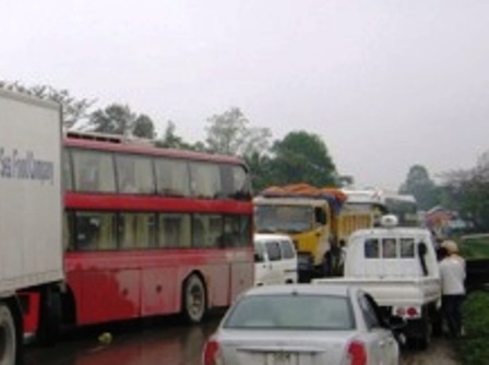 Hàng trăm chiếc xe nối đuôi nhau trên QL1A