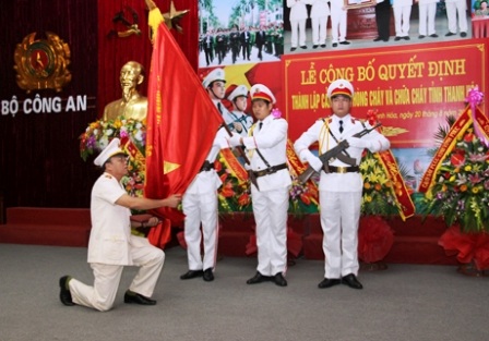 Thành lập Cảnh sát Phòng cháy và chữa cháy tỉnh Thanh Hoá - 2 Đại tá Lê Văn Cửu - GĐ Cảnh sát PCCC tỉnh Thanh Hóa tuyên thệ