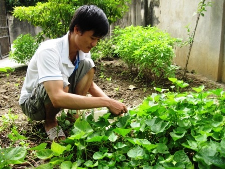 Mặc dù bận rộn với công việc gia đình, nhưng Trí luôn cố gắng học tập tốt 