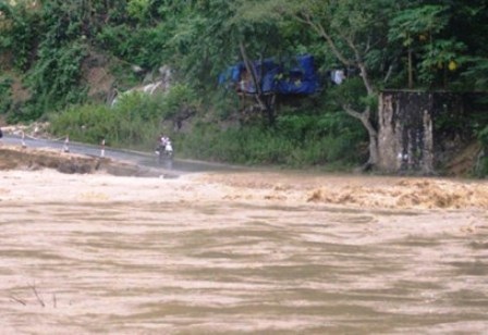 San lấp các điểm sạt lở, quốc lộ 217 thông tuyến - 2 Mưa lũ đã cuốn trôi một cầu tràn thuộc địa bàn xã Tam Lư