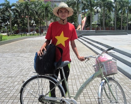 Chàng tân sinh viên và người bạn đồng hành là “con ngựa sắt” trên đường hành trình.