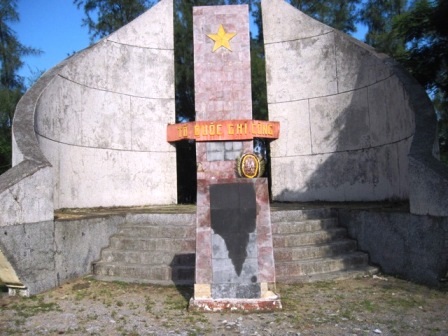 Tấm bia ghi danh 18 cụ lão dân quân được đặt ngay giữa nghĩa trang liệt sỹ Hoằng Trường