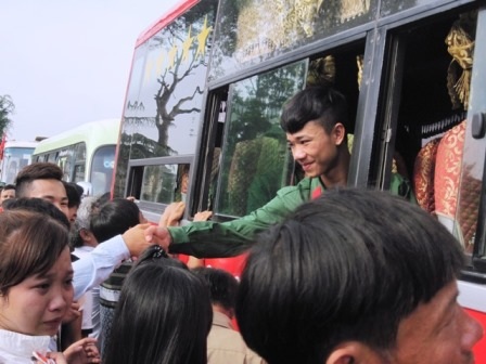 Cái bắt tay trong giờ chia tay với quyết tâm chưa tròn nhiệm vụ chưa về quê hương