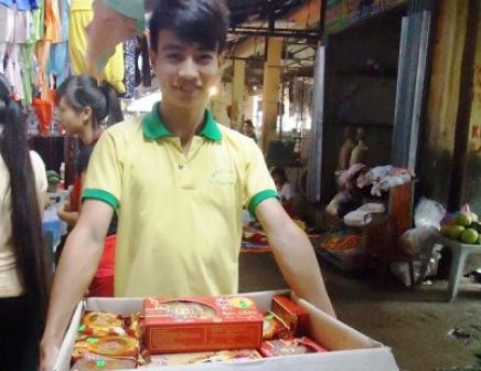 Quầy bán bánh trung thu gây quỹ từ thiện của CLB Thanh thiếu niên Phật tử Thanh Hóa tại cổng chùa.