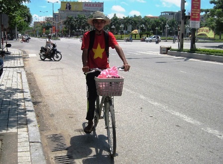 Đức Anh độc hành trên đường không quản nắng mưa.