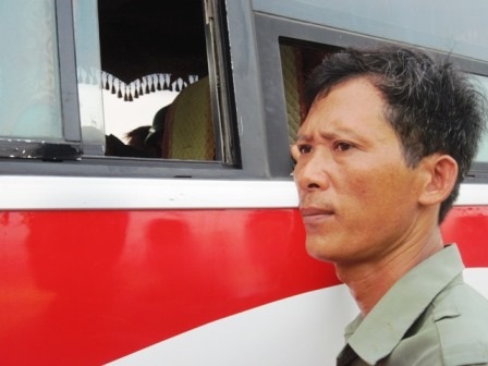  Bà Phạm Thị Xuyên cố gắng níu kéo tay con trai của mình lại trước giờ xe lăn bánh