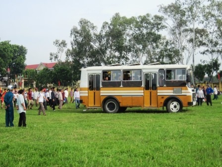 Người thân, bạn bè chạy theo đoàn xe tiễn các chiến sỹ lên đường trong buổi sáng nắng nhẹ