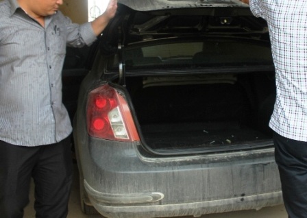 Lực lượng chức năng tiến hành kiểm tra xe.