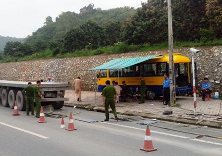 Lực lượng chức năng kiểm tra, đo đạc hiện trường