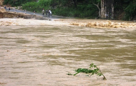 Cầu Phà Lò đang bị chia cắt do mưa lũ.