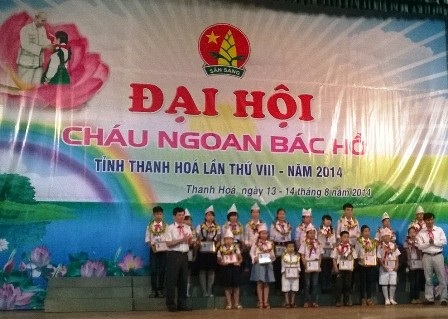 Trao học bổng tới các cháu thiếu nhi.