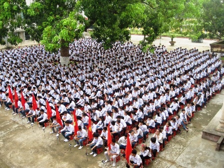 Tặng quà cho học sinh nghèo hiếu học đầu năm học mới