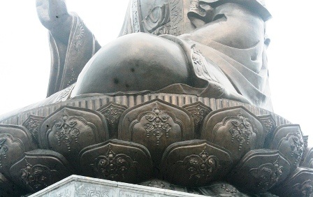  Chiều cao đài sen của Đại tượng Phật Thích Ca Mâu Ni là 2,8m.