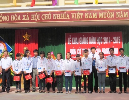 Các em học sinh nghèo vượt khó của Trường THPT Lương Đắc Bằng được nhận quà đầu năm học mới.