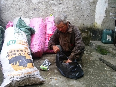 Gần 40 năm “nhặt” xác người chết trên đường - 1 Công việc hàng ngày của ông Diễn là đi nhặt đồ phế liệu về bán đồng nát