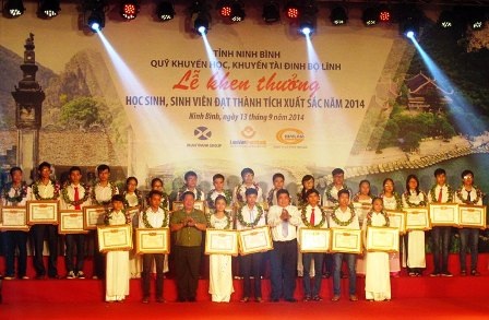 135 học sinh, sinh viên, vận động viên được trao thưởng khuyến học, khuyến tài Đinh Bộ Lĩnh.