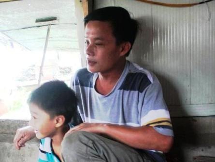 Anh Hoàng Văn Khoa một người dân đã lên bờ nhưng đành qua lại với sông nước.