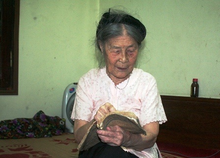 Cụ Nguyễn Thị Quyền (101 tuổi) vẫn đọc truyện Kiều vanh vách mà không cần kính.