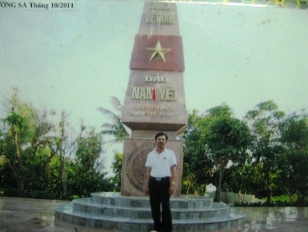 Anh Phan Văn Bốn (anh trai anh Bảy) chụp ảnh lưu niệm ở đảo Nam Yết.