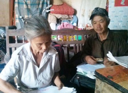 Gần 40 năm “nhặt” xác người chết trên đường - 3 Gần 40 năm nay, vợ ông Diễn cũng đã quen với cảnh chồng đi làm phúc cứu người