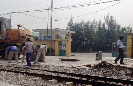 Đóng hàng loạt đường ngang dân sinh sau vụ tàu hỏa văng đầu máy - 1 Đóng hàng loạt đường ngang dân sinh sau vụ tàu hỏa văng đầu máy