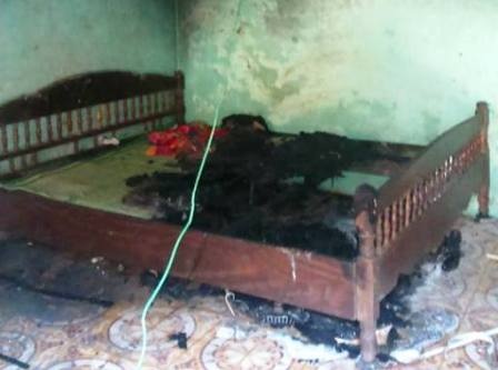 Chiếc giường trong phòng trọ của chị H. bị đốt cháy.