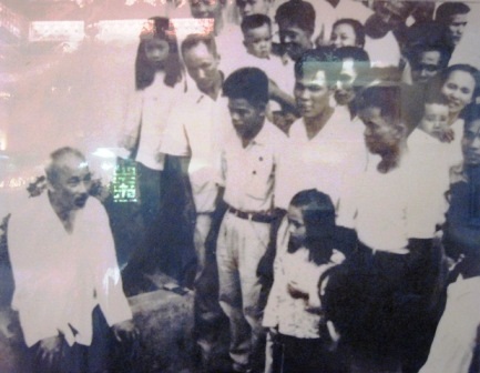  Bác Hồ thăm các cán bộ đang nghỉ dưỡng tại bãi biển Sầm Sơn - Thanh Hóa.