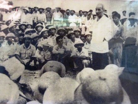  Bác Hồ nói chuyện với các cán bộ chiến sỹ Thanh Hóa.