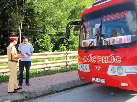  Lực lượng CSGT Trạm 4.1, thuộc Phòng CSGT Công an tỉnh Thanh Hóa đang kiểm tra xe khách.