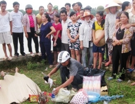 Thiếu nữ nhảy cầu, gia đình khốn đốn tìm xác