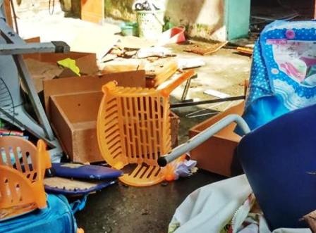 Người dân có mặt để giúp khổ chủ dọn đồ.