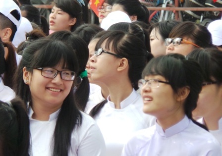 Phấn khởi trong ngày khai giảng năm học mới.