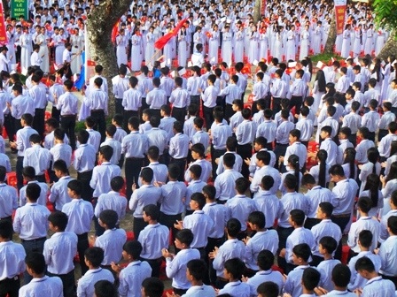 Từ sáng sớm các em học sinh đã tề tựu đến trường tham dự lễ khai giảng năm học mới.