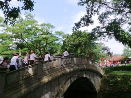 Du khách tham quan khu di tích Lam Kinh.