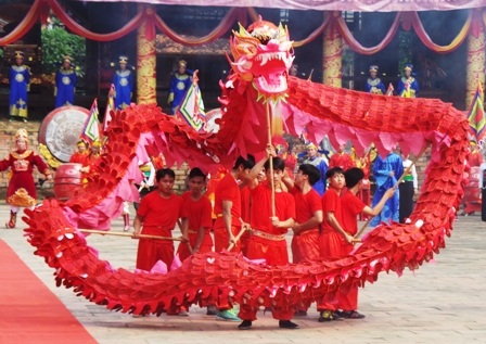 Múa rồng chào mừng nhà vua lên ngôi